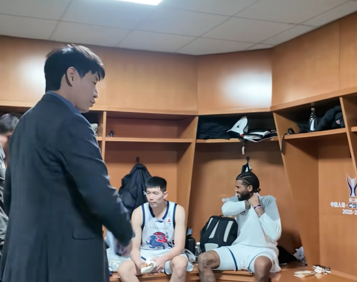 星空体育-淘汰浙江更衣室！邱彪体恤外援，总结变认哥现场，与全队打成一片|山东队|浙江队|陈林坚|德雷克·鲍威尔|诺曼·鲍威尔_新浪体育_新浪新闻